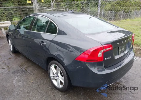 2015 Volvo S60 T5 Platinum z USA, uszkodzony, nr VIN YV1612TM6F2354162
